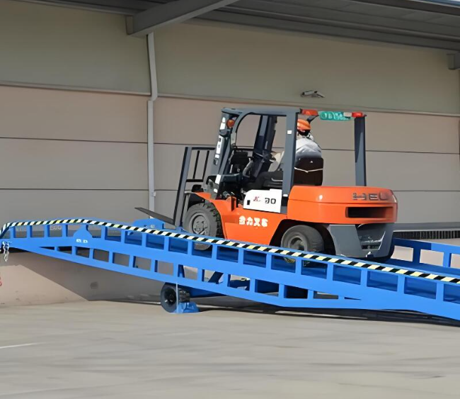 浚县移动式卸货平台（叉车用）